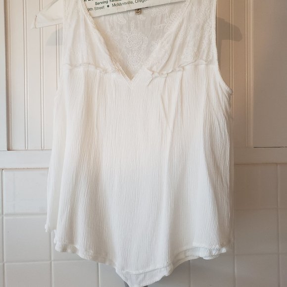 Democracy Tops - Democracy Brand Sleeveless Shirt with Handkerchief Hem Size Small